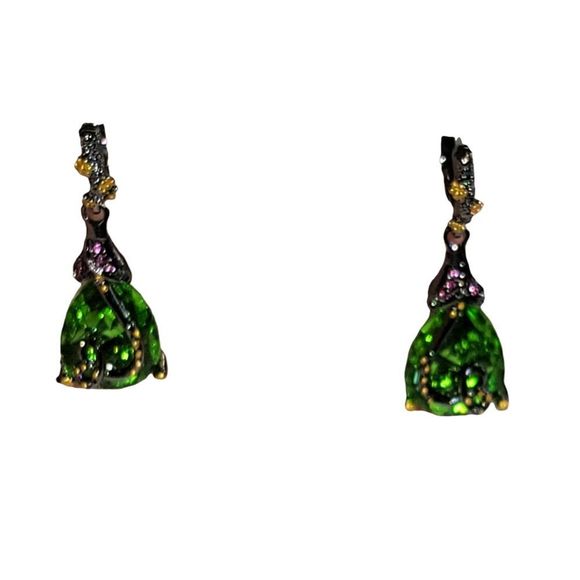 Gunmetal
and Gold Tone Vine Setting Green Pear Shape Drop Dangle Earrings - Picture 8 of 8